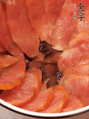 深碗涂抹豬油，頂端鋪枸杞，間隔鋪上香腸、醬油肉片