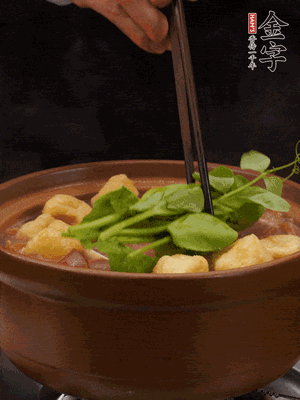 加筒骨煲的經典配菜：金字土香腸、油豆腐、千張蓋上蓋子燜一會兒，耐心等候10分鐘。