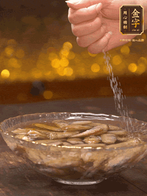 鮮活蟶子反復(fù)沖洗干凈，水中加鹽、芝麻香油浸泡30分鐘吐沙