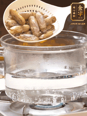 煮一鍋沸水，下蟶子汆燙30秒，撈出浸入冰水，取出蟶子肉