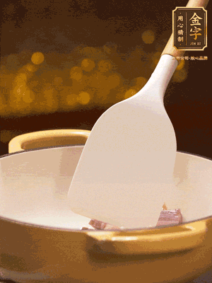 油溫7成熱，下蒜末、咸肉略微煸炒，再下絲瓜