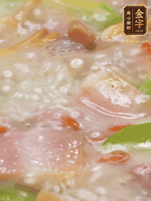 最后下蟶子，一點(diǎn)白胡椒調(diào)味，煮到白色湯汁出來(lái)。撒點(diǎn)枸杞點(diǎn)綴