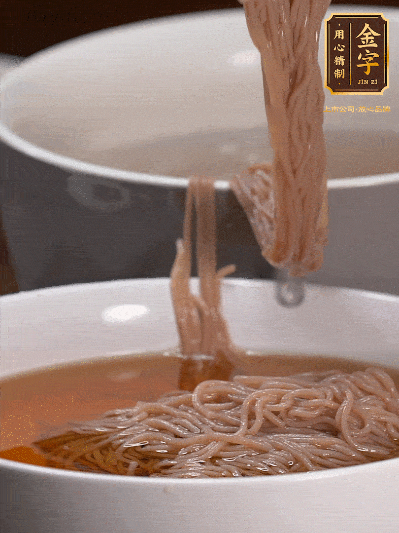 蘋果醋，一點鹽、糖、醬油，兌入涼白開水調成簡易冷面湯，放水箱冷藏