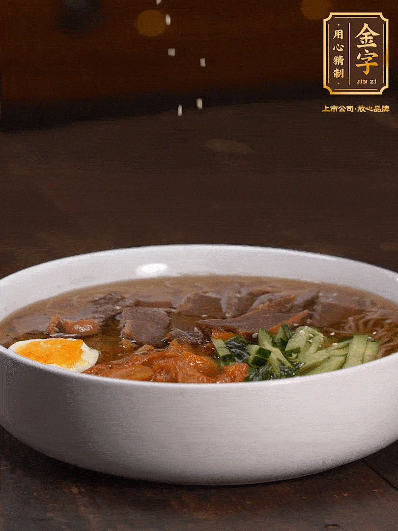 放入冰涼的冷面湯碼上黃瓜絲、泡菜、牛肉、雞蛋，撒點白芝麻