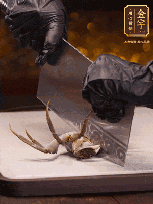 用刷子刷干凈六月黃，一斬二。把蟹蓋、蟹胃拿出來。