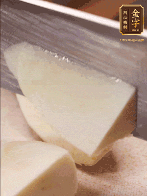 茭白去殼，底部一層老皮刨掉，切成滾刀塊