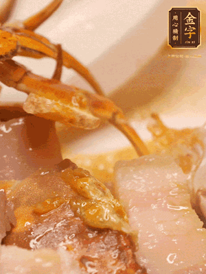 顏色變紅時，放蔥結(jié)、姜片煸香，再放咸肉、茭白、毛豆翻炒