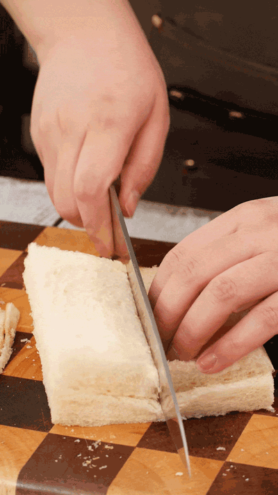 土司改刀去邊，切成適當(dāng)大小