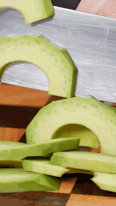 土司表面涂抹橄欖油，烤箱180°烤6 分鐘