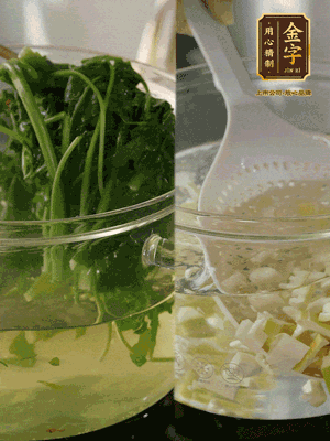 春筍切丁焯水；薺菜加鹽焯水，過(guò)涼水后切成細(xì)末