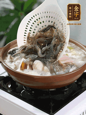 最后加一把蛤蜊、一把河蝦燜2分鐘，放一點(diǎn)白胡椒粉調(diào)味，撒上蔥花點(diǎn)綴！