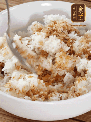 隔夜米飯加入生抽、芝麻油攪拌均勻