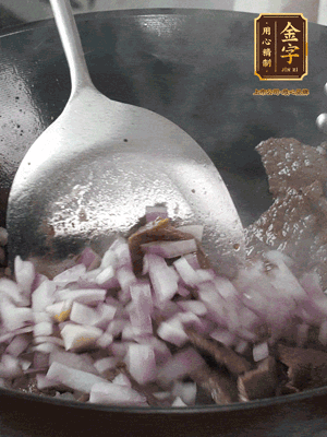 橄欖油熱鍋，牛肉丁炒至焦香狀態(tài)，下洋蔥丁翻炒出香味