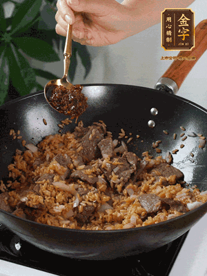 下拌好的米飯炒散，加一大勺XO醬