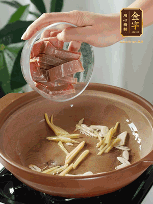姜絲煸香后放火腿翻炒，加開水燉煮10分鐘