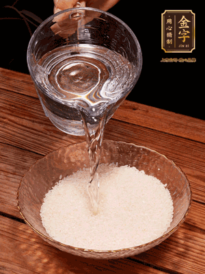 大米提前浸泡30分鐘。干香菇泡發(fā)切成條；蝦米提前浸泡2小時