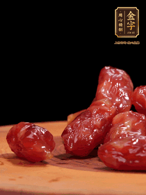 金字粒腸，一半切成片，一半保留整顆