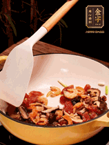 蔥白、干香菇、蝦米、香腸片略微翻炒才出香味，然后倒入料汁（生抽3勺、蠔油2勺、胡椒粉少許）、大米拌勻