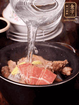 所有食材放入電飯鍋，加2勺料酒，足量的開水，按煲湯鍵煮湯