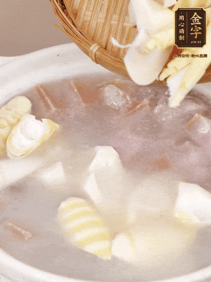 小火燉20分鐘后，放入春筍燉15分鐘