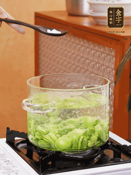 蠶豆剝?nèi)ネ鈿?，加鹽焯水30秒