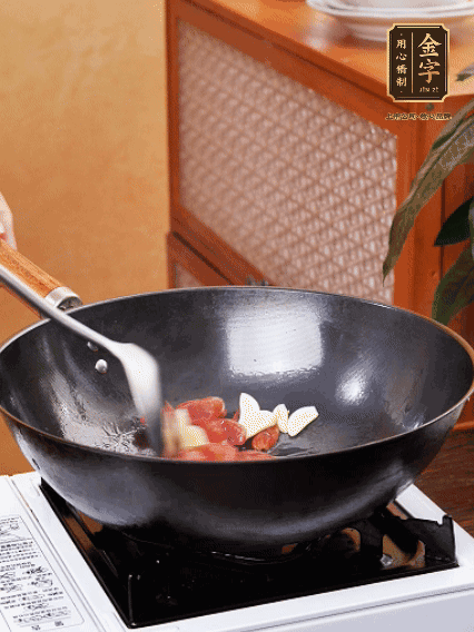 熱油，香腸微微煸出香味，加蒜片、小米辣