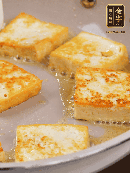 豆腐切片，兩面煎一下備用；春筍切段