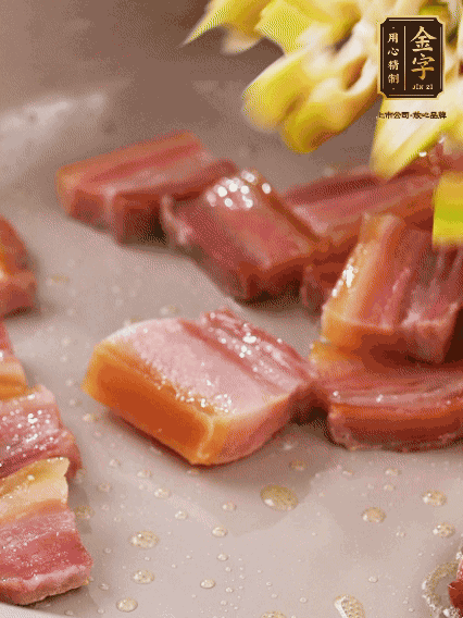 再放春筍翻炒一下，倒入砂鍋中，加適量的熱水，大火燜煮6分鐘