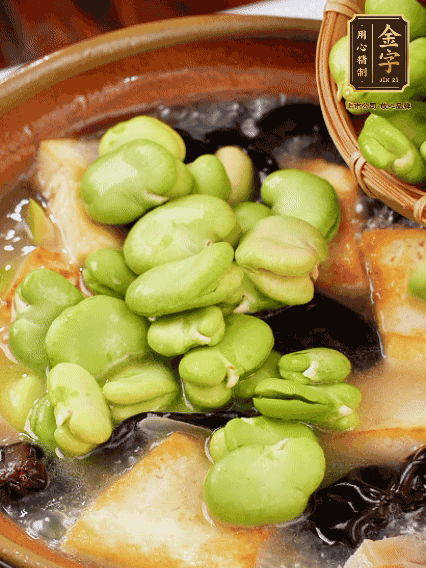 最后可以放豆瓣、木耳煮熟，依照個(gè)人口味加點(diǎn)鹽調(diào)味